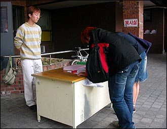 국문과 학생회는 전 재학생을 대상으로 '성희롱 교수 퇴진 서명운동'을 벌였다. 이 서명운동에는 나흘 간 전체 학생중 약 40%가 참여, 높은 관심을 보였다. 